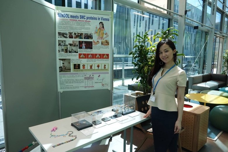 普段はモノトーンが多いという岡田さん。ウィーンの欧州分子生物学機構の学会にて