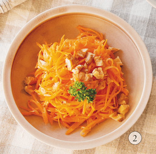 【にんじんとツナのマスタードサラダ】
「にんじんの塩もみ」とツナ缶を缶汁ごと、酢、粒マスタード、こしょう少々を混ぜる。砕いたくるみ適量、パセリ少々を散らす。