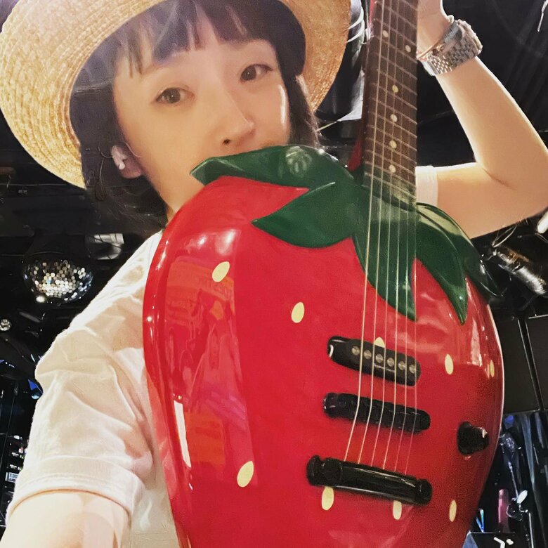 ライブでも活躍中の苺の形の自慢のギター