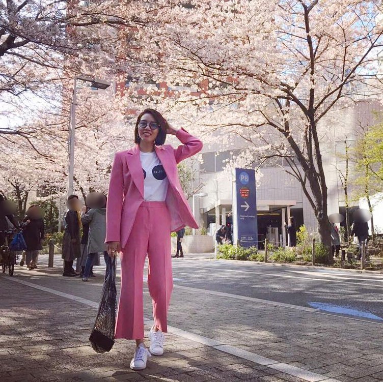 ピンクのパンツスーツがお似合いのアイリさん