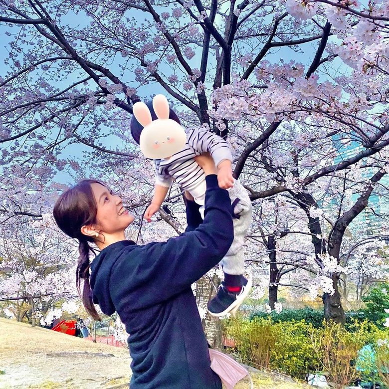 桜の季節に家族で散歩