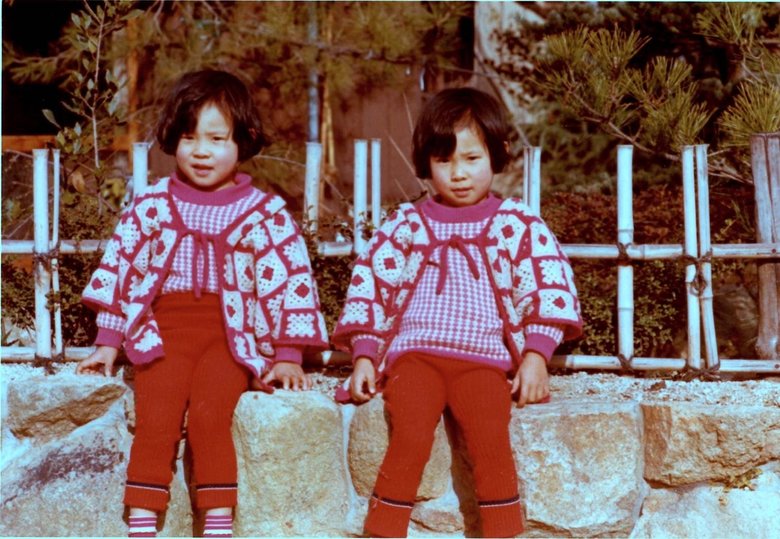 双子の姉と化け子さん（右）。身体が大きく、勉強もできる姉にコンプレックスを抱いていた