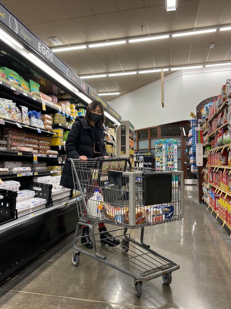 スーパーでお買い物中