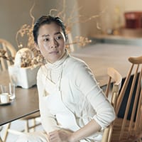 広島県福山市出身、大阪府在住のスパイスやハーブ料理研究家、料理教室「SPICE UP」オーナー。月2回は大阪市内で間借りカレー屋を開店している。「SPICE UP」は地下鉄御堂筋線・緑地公園駅すぐのヴィンテージマンションをフルリノベし、2020年12月に移転。Instagram @spiceup_world では料理教室の情報を、@spiceup_shopでは「SPICE UP」の器やオリジナル商品を発信中。