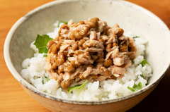 タサン志麻さんの「青じそが決めて！ツナ納豆丼」レシピ