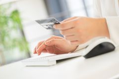 【悲報】楽天カードのポイント還元率がダウン… それでも得するヒミツの技は？