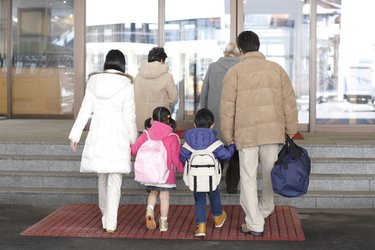 「俺の親も旅行に呼ぼう」と夫…妻の心を逆立てる〝無神経な親孝行〟回避法