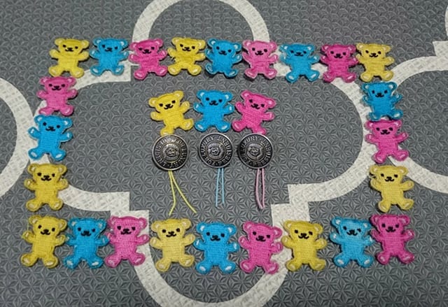 色違いで三つ子の目印に