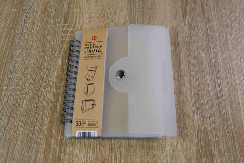 ダイソーのおすすめ商品「めくれるフォトスタンドアルバム」の使用中画像