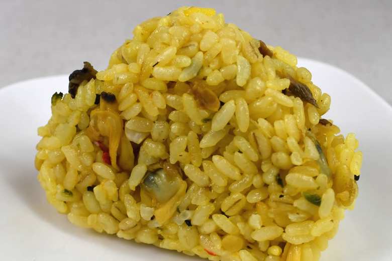 ナチュラルローソンのおすすめおにぎり「もち麦入りパエリア風おにぎり」のアップ画像