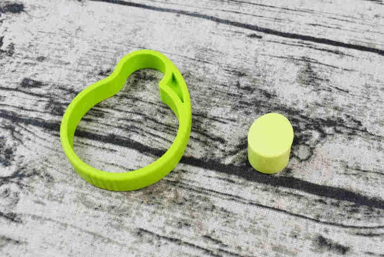 ダイソーのおすすめ商品「マグネット付き ビンオープナー」の使用中画像