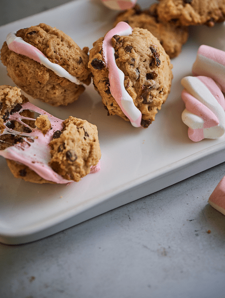 クッキーの中に挟んだマシュマロが大きく膨らむ現象から「空気の膨張」について学べる「膨張マシュマロクッキー」