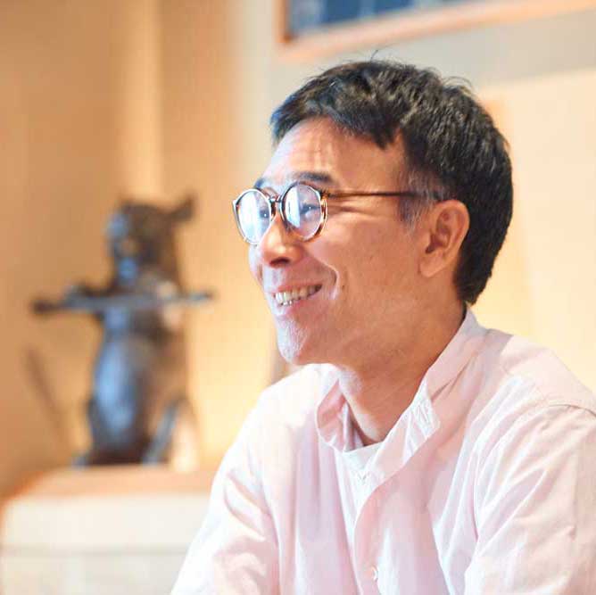 シェフ。1975年栃木生まれ。2003年、代々木八幡のコンセプティブなイタリアンレストラン「LIFE」をオープン。2012年には参宮橋に姉妹店をTARUI BAKERYと共に「LIFE son」もオープン。ふたつの店のキッチンに自らも立ち、メディアにも多く出演。レシピ本の出版、フリーペーパーや雑誌の制作するなど、幅広い活動が注目されている。