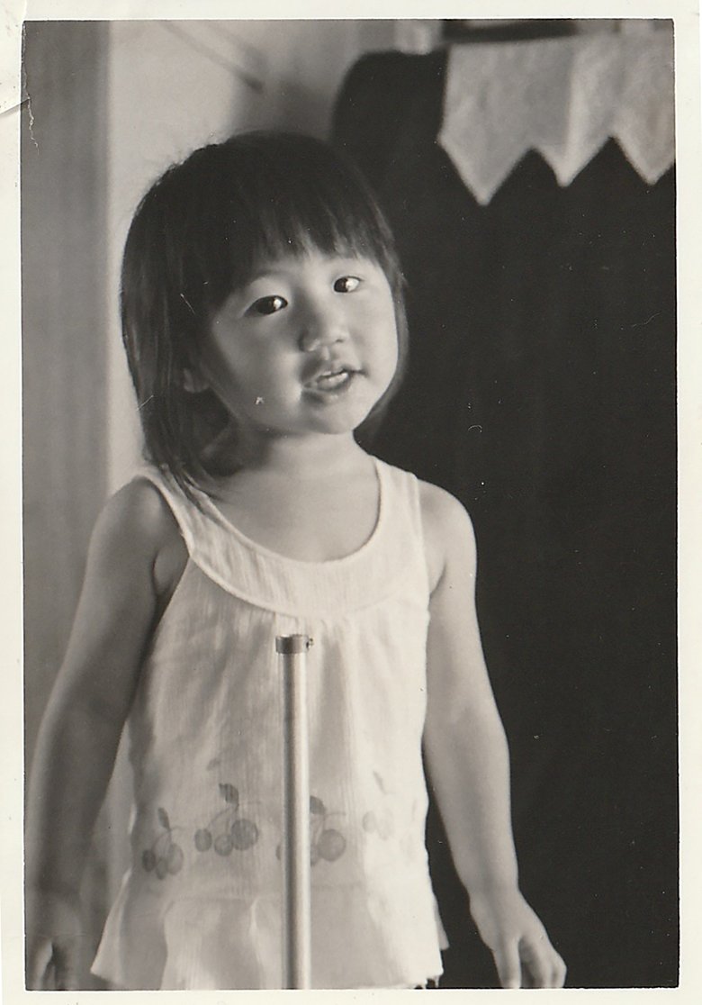 ぱっちりした目はこの頃から！あどけない表情の高橋さん