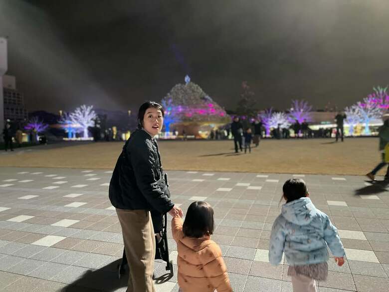 お子さんとイルミネーションを楽しむ横澤夏子さん