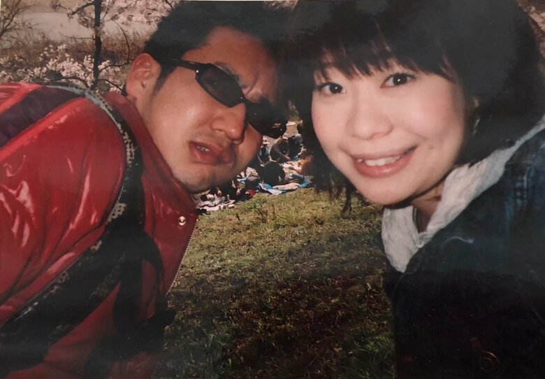 夫とおつき合いしていたころ。事務所ライブで1位になっただけで天狗になり常にサングラス！