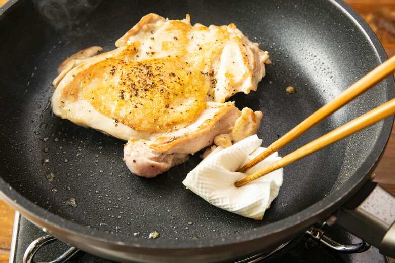 鶏肉は余分な脂や皮があれば取り除く。肉の厚い部分は切れ目を入れて開き、厚さを均一にする。塩・こしょうをふり、フライパンに皮目を下にして入れて中火で熱する。ときどきヘラで押さえながら5〜6分焼き、皮目全体に焼き色がついたら裏返す。5分ほど焼いて中まで火が通ったら取り出す。あら熱がとれたらひと口大に切る。