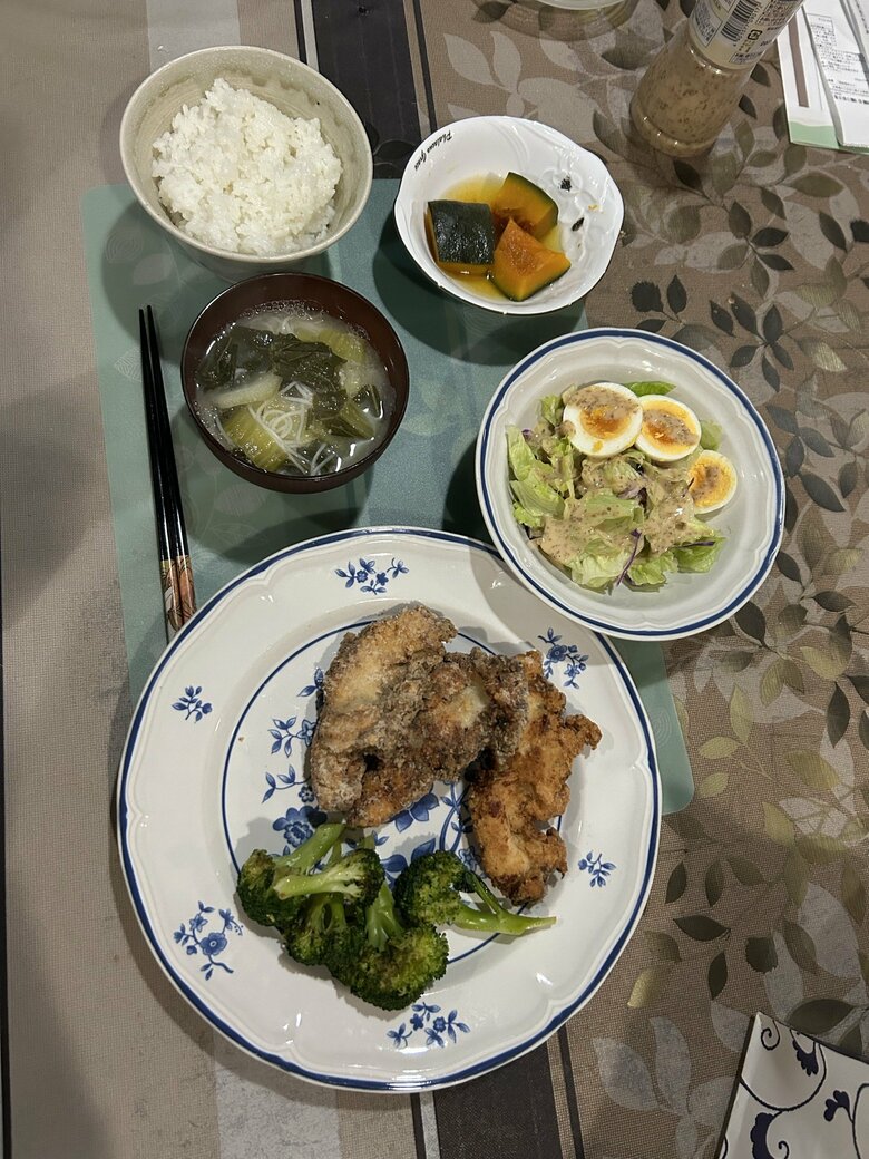 2025年、周子さんが航平さんに作った料理「チキンのガーリックソテー、卵とレタスのサラダ、カボチャの煮付け、じゃがいもとわかめの味噌汁、ご飯」