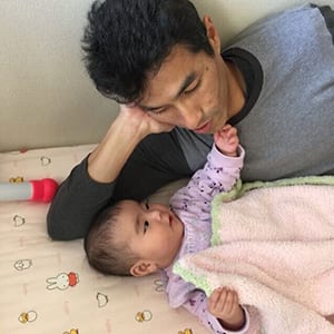 初めての育児に奮闘中の服部伴之さん