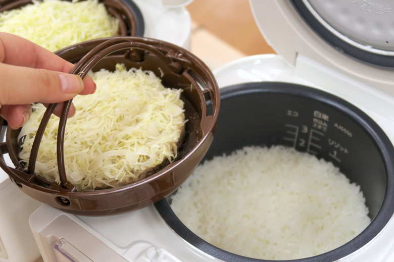 ▲完成したキャベツ焼売。白ごはんにニオイ移りすることもなく、クッキングプレートから肉汁もこぼれていない。