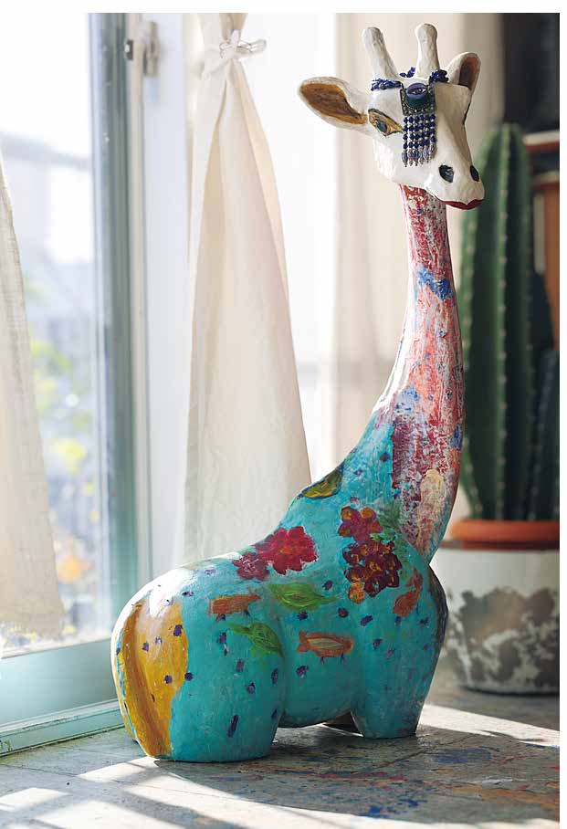 大きなキリンのオブジェに、孫でモデルのアーティスト、SUMIREさんと一緒にペイント