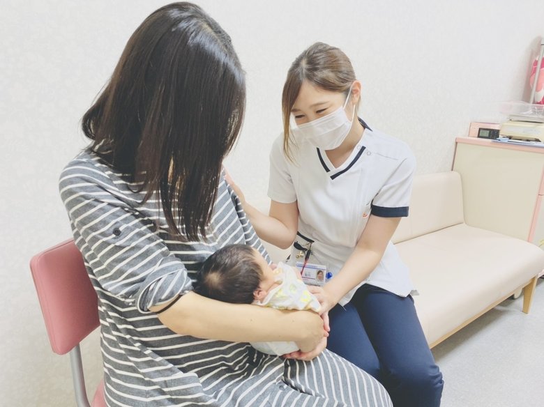 岸畑さんは会社を経営するとともに現役の助産師として大阪市内の病院に勤務している