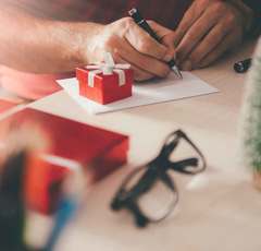 産休に入る職場の女性へのプレゼントは何を贈るべき!?