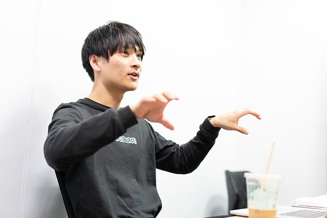 身振り手振りで話を進める朝山さん