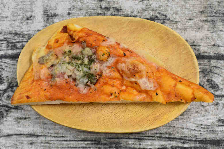 ローソンのおすすめパン「もっちり食感の三角ピザパン（舞茸＆ベーコン）のパッケージ画像