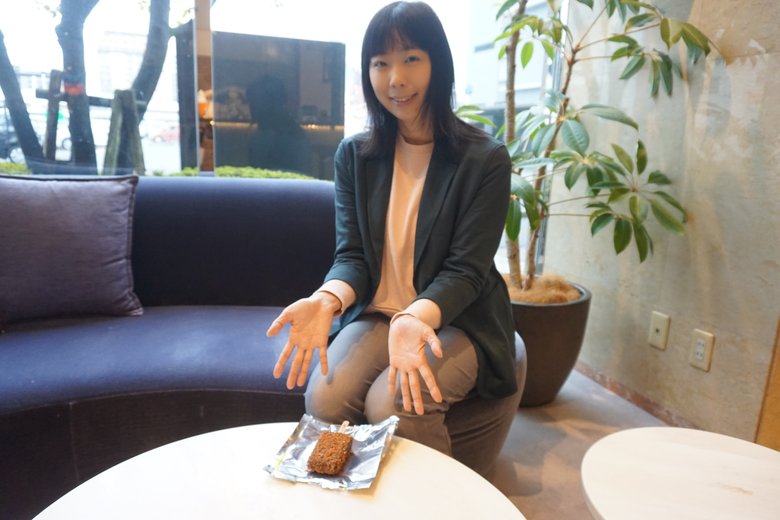 クランチがボロボロこぼれない食べ方を実演してくれた竹下真由社長