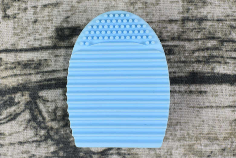 ダイソーのおすすめ商品「シリコーンマルチブラシ」の使用中画像