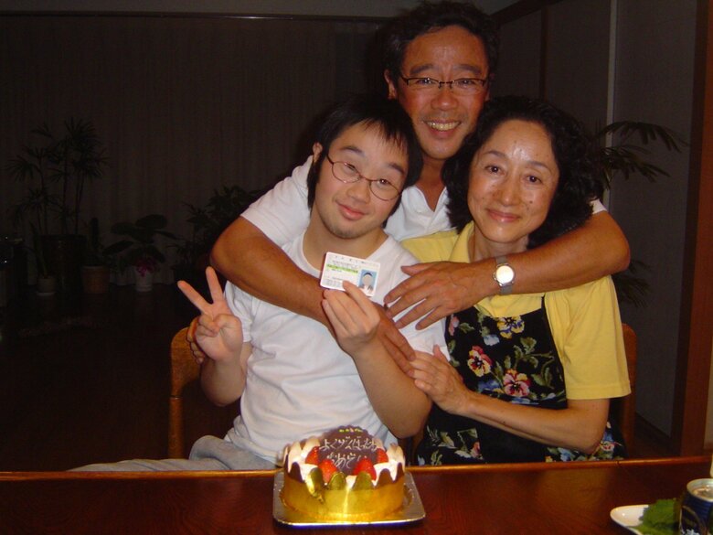 運転免許を無事取得！家族で記念写真