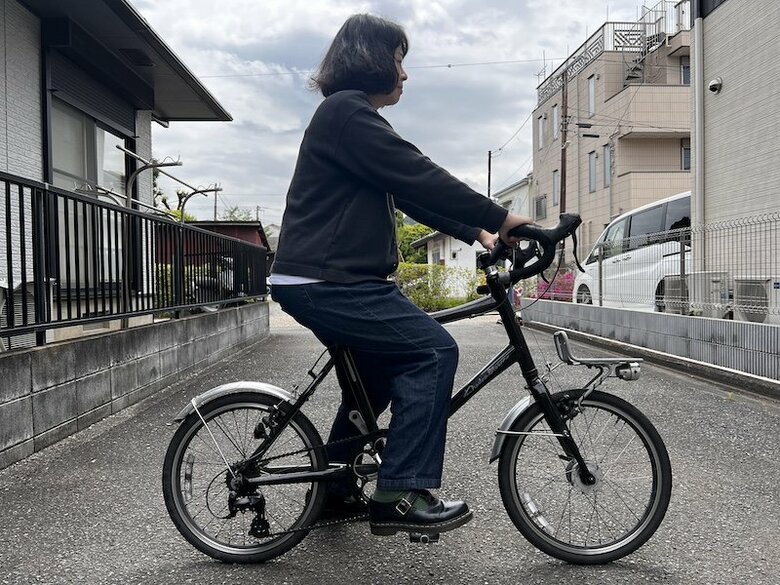 【サドルが低すぎる場合】サドルが低いため太もも前側の筋肉を酷使してしまい、こぐのも大変