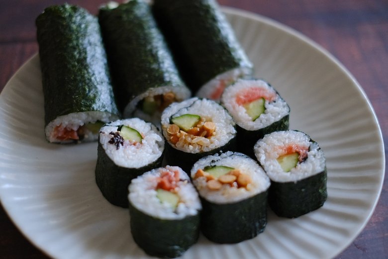 最近のヒットは「海苔巻きおむすび」。「白飯と具をラップにのせくるくると巻くだけだから握るより手軽。聖歌隊の練習に持参します」