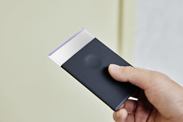 上の写真のカードの凹み部分を押すと、解錠ができる