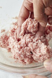 ひき肉をボウルに入れて塩を加え、粘りが出るまで練る。キャベツの水けを搾って加え、Aを加えてよく混ぜる。