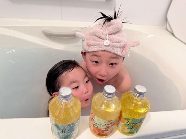 9歳のお姉ちゃんと3歳の妹ちゃんで仲よくお風呂