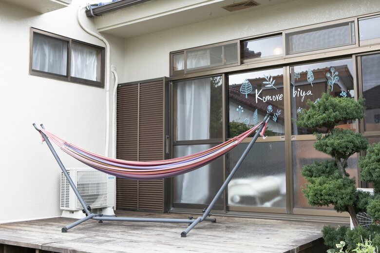こもれび家の縁側にはハンモックが設置され、子どもたちの遊び場に