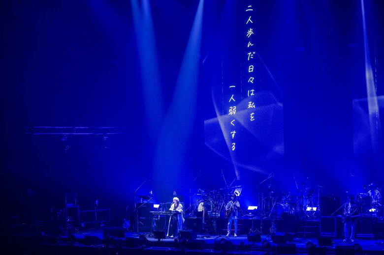 詩や曲に想いを載せるライブ中の仲宗根泉さん（写真／MAKIKO NAGAMINE）