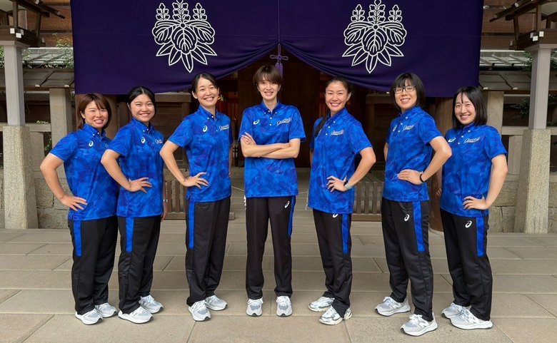 必勝祈願でクインシーズ刈谷の女性スタッフと記念撮影