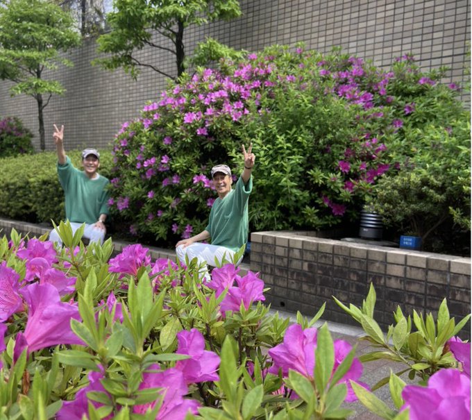 「二人の爺さん」と題された写真。井上さんともうひとり写っているのは…なんとこれも井上さん！？