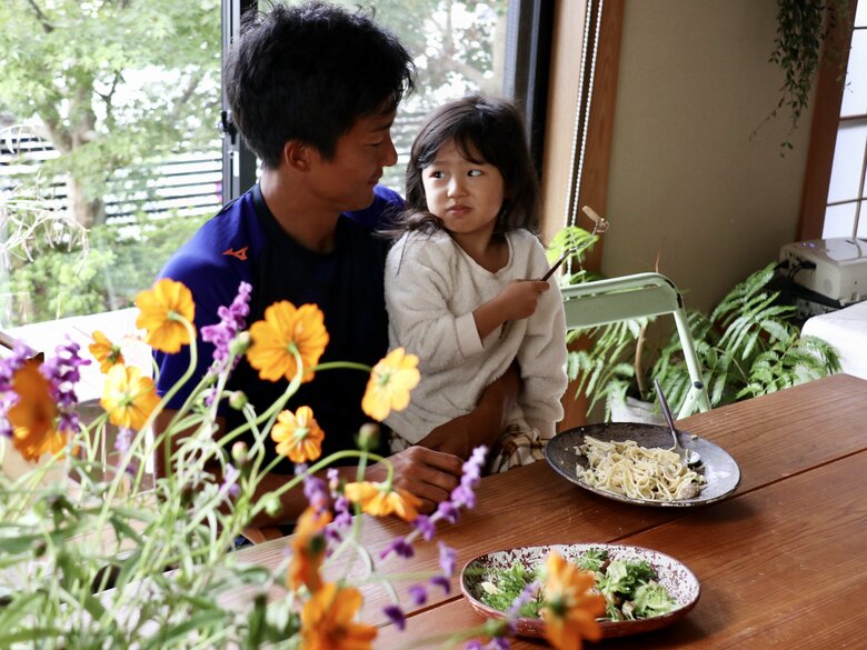 家事も育児もこなす夫の都倉賢さんとお子さん