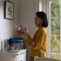 花をモチーフにした雑貨やアクセサリーを作るクリエイター。YouTube「花とあそぶ 暮らし*Flower note*」、Instagram「flower.note.masumin」で、花のある生活を発信している。ヨーロッパはアイルランド在住。