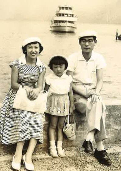 吉川さん5歳のころ。両親との1枚