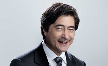 「差別用語を言われても被害者意識は持たなかった」沖縄返還時は中学生だったジョン・カビラに影響を与えた父の姿