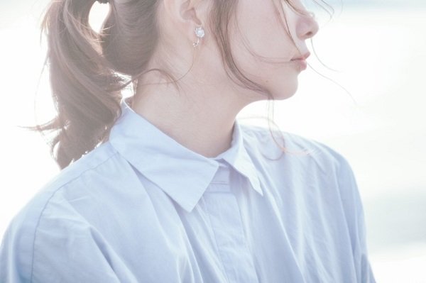 白ブラウスをまとった女性の画像