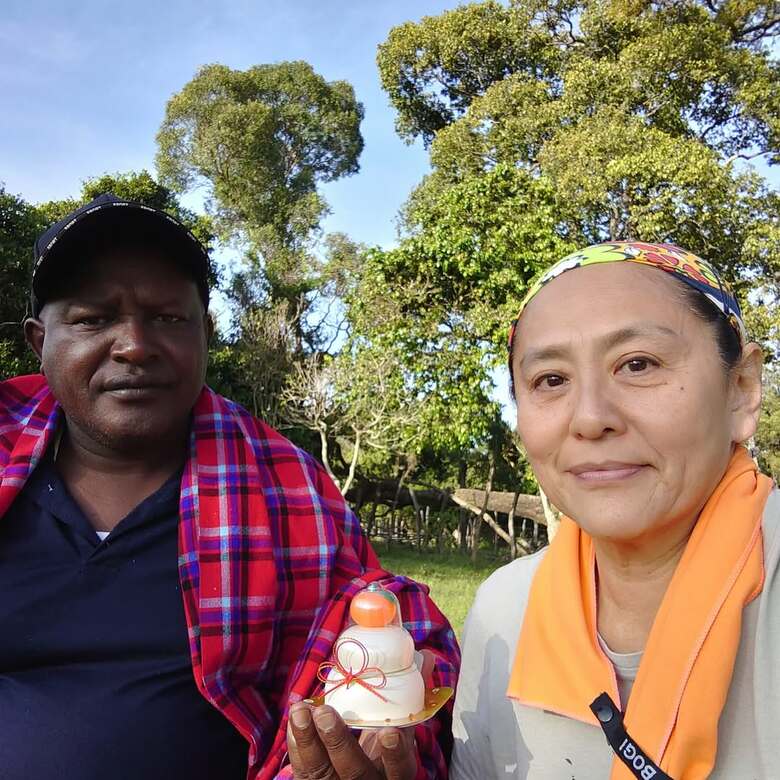 永松さんと鏡餅を持った夫のジャクソンさん