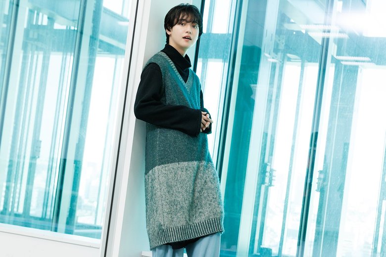 オーバーサイズのロングニットは色の切り替え位置が絶妙