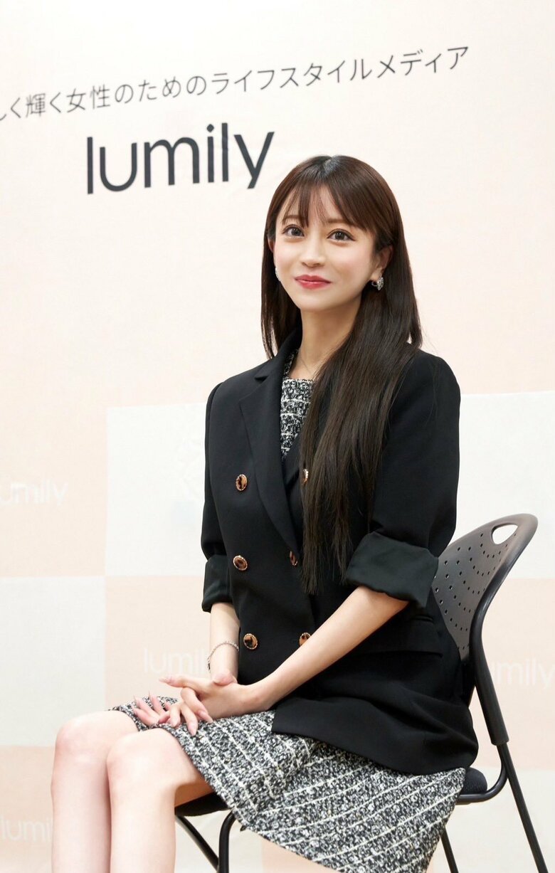 ダークなヘアカラーもお似合い！ビジネスモードの愛沢さん