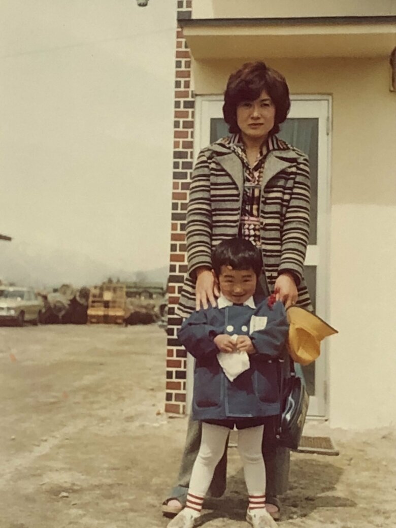 幼少期のころ、大好きな母と